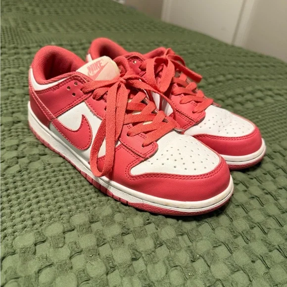 Jordan 1 Retro Low - Classic Chicago Design | Pre-Owned  Nike White and Red Sneakers Classic Low-Top Design main image 2